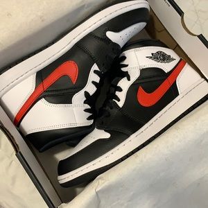 Jordan 1 Mid ❤️❤️❤️❤️ SOLD ❤️❤️❤️❤️